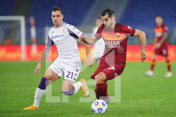 2020-11-01 - Pol Lirola of Fiorentina (L) vies for the ball with Henrick Mkhitaryan of Roma during the Italian championship Serie A football match between AS Roma and ACF Fiorentina on November 1, 2020 at Stadio Olimpico in Rome, Italy - Photo Federico Proietti / DPPI - AS ROMA AND ACF FIORENTINA - ITALIAN SERIE A - SOCCER
