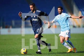 2020-11-08 - Rodrigo Bentancur of Juventus (L) vies for the ball with Danilo Cataldi of Lazio during the Italian championship Serie A football match between SS Lazio and Juventus FC on November 8, 2020 at Stadio Olimpico in Rome, Italy - Photo Federico Proietti / DPPI - SS LAZIO VS JUVENTUS FC - ITALIAN SERIE A - SOCCER