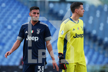2020-11-08 - Gianluca Frabotta of Juventus (L) reacts while he lokks to Juventus goalkeeper Wojciech Szczesny during the Italian championship Serie A football match between SS Lazio and Juventus FC on November 8, 2020 at Stadio Olimpico in Rome, Italy - Photo Federico Proietti / DPPI - SS LAZIO VS JUVENTUS FC - ITALIAN SERIE A - SOCCER