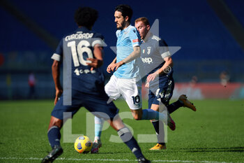2020-11-08 - Luis Alberto of Lazio (C) fights for the ball with Dejan Kulusevski (R) and Juan Cuadrado (L) of Juventus during the Italian championship Serie A football match between SS Lazio and Juventus FC on November 8, 2020 at Stadio Olimpico in Rome, Italy - Photo Federico Proietti / DPPI - SS LAZIO VS JUVENTUS FC - ITALIAN SERIE A - SOCCER
