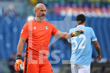 2020-11-08 - Lazio goalkeeper Pepe Reina reacts during the Italian championship Serie A football match between SS Lazio and Juventus FC on November 8, 2020 at Stadio Olimpico in Rome, Italy - Photo Federico Proietti / DPPI - SS LAZIO VS JUVENTUS FC - ITALIAN SERIE A - SOCCER