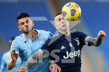 2020-11-08 - Wesley Hoedt of Lazio (L) fight for the ball with Federico Bernardeschi of Juventus (R) during the Italian championship Serie A football match between SS Lazio and Juventus FC on November 8, 2020 at Stadio Olimpico in Rome, Italy - Photo Federico Proietti / DPPI - SS LAZIO VS JUVENTUS FC - ITALIAN SERIE A - SOCCER