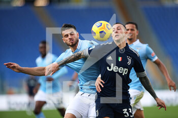 2020-11-08 - Wesley Hoedt of Lazio (L) fight for the ball with Federico Bernardeschi of Juventus (R) during the Italian championship Serie A football match between SS Lazio and Juventus FC on November 8, 2020 at Stadio Olimpico in Rome, Italy - Photo Federico Proietti / DPPI - SS LAZIO VS JUVENTUS FC - ITALIAN SERIE A - SOCCER