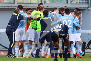 2020-11-08 - Felipe Caicedo of Lazio celebrates with his teammates after scoring 1-1 goal during the Italian championship Serie A football match between SS Lazio and Juventus FC on November 8, 2020 at Stadio Olimpico in Rome, Italy - Photo Federico Proietti / DPPI - SS LAZIO VS JUVENTUS FC - ITALIAN SERIE A - SOCCER