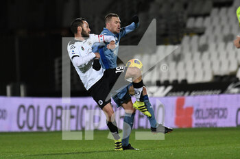 2020-11-21 - Josip Ilicic of Atalanta BC in action against Claudio Terzi of AC Spezia - SPEZIA VS ATALANTA - ITALIAN SERIE A - SOCCER