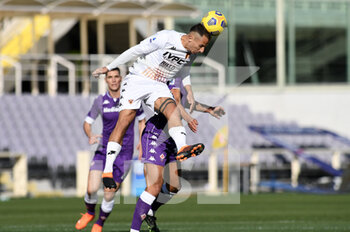 2020-11-22 - Riccardo Improta del Benevento in azione contro Sofyan Amrabat di ACF Fiorentina - FIORENTINA VS BENEVENTO - ITALIAN SERIE A - SOCCER