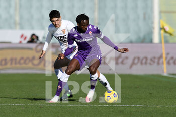 2020-11-22 - Christian Koumè di ACF Fiorentina in azione contro Federico Barba del Benevento - FIORENTINA VS BENEVENTO - ITALIAN SERIE A - SOCCER