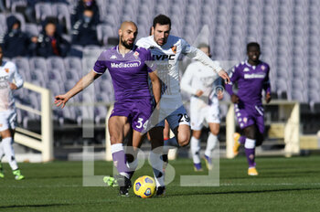2020-11-22 - Sofyan Amrabat di ACF Fiorentina in azione contro Artur Ionita del Benevento - FIORENTINA VS BENEVENTO - ITALIAN SERIE A - SOCCER