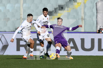 2020-11-22 - pol Lirola di ACF Fiorentina in azione contro Riccardo Improta del Benevento - FIORENTINA VS BENEVENTO - ITALIAN SERIE A - SOCCER