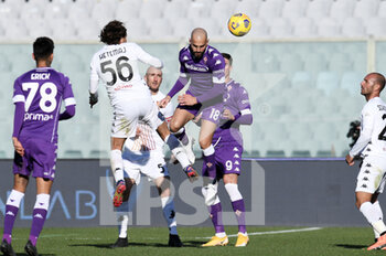 2020-11-22 - Riccardo Saponara di ACF Fiorentina in azione contro Perparim Hetemaj del Benevento - FIORENTINA VS BENEVENTO - ITALIAN SERIE A - SOCCER
