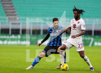 2020-11-22 - Soualiho Meite of Torino FC fights for the ball against Roberto Gagliardini of FC Internazionale during the Serie A 2020/21 match between FC Internazionale vs Torino FC at the San Siro Stadium, Milan, Italy on November 22, 2020 - Photo FCI/Fabrizio Carabelli - INTER VS TORINO - ITALIAN SERIE A - SOCCER
