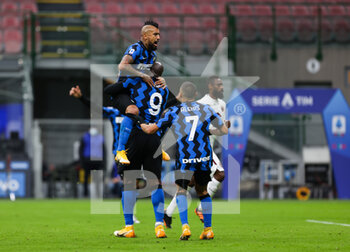 2020-11-22 - Romelu Lukaku of FC Internazionale celebrates with his teammates during the Serie A 2020/21 match between FC Internazionale vs Torino FC at the San Siro Stadium, Milan, Italy on November 22, 2020 - Photo FCI/Fabrizio Carabelli - INTER VS TORINO - ITALIAN SERIE A - SOCCER