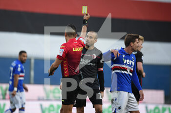 2020-11-22 - Yellow card for Rodrigo Palacio (Bologna) - SAMPDORIA VS BOLOGNA - ITALIAN SERIE A - SOCCER