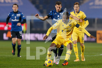 2020-11-28 - Adrien Tameze (Hellas Verona FC) e Remo Freuler (Atalanta) contrasto di gioco - ATALANTA VS HELLAS VERONA - ITALIAN SERIE A - SOCCER