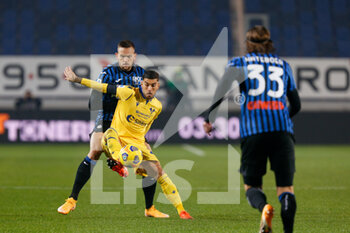 2020-11-28 - Mattia Zaccagni (Hellas Verona FC) e Rafael Toloi (Atalanta) contrasto - ATALANTA VS HELLAS VERONA - ITALIAN SERIE A - SOCCER
