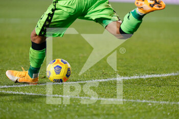 2020-11-28 - Marco Silvestri (Hellas Verona FC) calcia il pallone per battere una rimessa dal fondo - ATALANTA VS HELLAS VERONA - ITALIAN SERIE A - SOCCER
