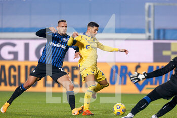 2020-11-28 - Mattia Zaccagni (Hellas Verona FC) subisce fallo da rigore da Rafael Toloi (Atalanta) - ATALANTA VS HELLAS VERONA - ITALIAN SERIE A - SOCCER