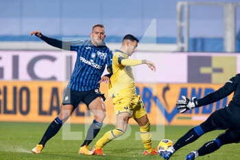 2020-11-28 - Mattia Zaccagni (Hellas Verona FC) subisce fallo da rigore da Rafael Toloi (Atalanta) - ATALANTA VS HELLAS VERONA - ITALIAN SERIE A - SOCCER