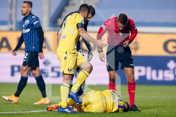 2020-11-28 - Mattia Zaccagni (Hellas Verona FC) infortunio dopo il fallo da rigore - ATALANTA VS HELLAS VERONA - ITALIAN SERIE A - SOCCER