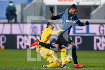 2020-11-28 - Andrea Favilli (Hellas Verona FC) e Jose Luis Palomino (Atalanta) contrasto di gioco - ATALANTA VS HELLAS VERONA - ITALIAN SERIE A - SOCCER