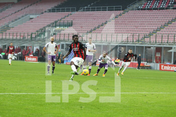 2020-11-29 - Franck Kessie during the Italian championship Serie A football match between AC Milan and AC Fiorentina on November 29, 2020 at San Siro stadium in Milan, Italy - Photo Morgese-Rossini / DPPI - AC MILAN AND ACF FIORENTINA - ITALIAN SERIE A - SOCCER
