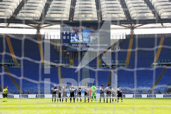 2020-11-29 - Players observe a minutes silence for former footballer, Diego Maradona, who recently passed away prior to the Italian championship Serie A football match between SS Lazio and Udinese Calcio on November 29, 2020 at Stadio Olimpico in Rome, Italy - Photo Federico Proietti / DPPI - SS LAZIO VS UDINESE CALCIO - ITALIAN SERIE A - SOCCER