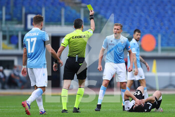 2020-11-29 - The referee Gianluca Aureliano shows yellow card to Lucas Leiva of Lazio (R), who reacts during the Italian championship Serie A football match between SS Lazio and Udinese Calcio on November 29, 2020 at Stadio Olimpico in Rome, Italy - Photo Federico Proietti / DPPI - SS LAZIO VS UDINESE CALCIO - ITALIAN SERIE A - SOCCER