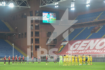 2020-11-30 - Le due squadre schierate a centro campo, durante il minuto di raccoglimento per la morte di Marasdona, con la sua foto sul tabellone - GENOA VS PARMA - ITALIAN SERIE A - SOCCER