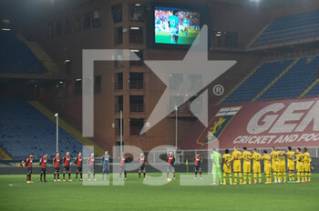 2020-11-30 - Le due squadre schierate a centro campo, durante il minuto di raccoglimento per la morte di Marasdona, con la sua foto sul tabellone - GENOA VS PARMA - ITALIAN SERIE A - SOCCER