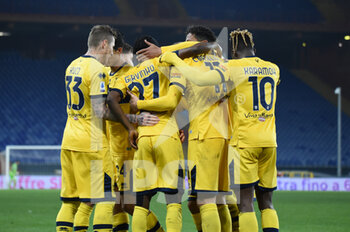 2020-11-30 - I giocatori del Parma, festeggiano Gervinho (Parma) , dopo la rete dello 0 a 2 - GENOA VS PARMA - ITALIAN SERIE A - SOCCER