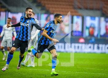 2020-12-05 - Achraf Hakimi of FC Internazionale scores goal during the Serie A 2020/21 football match between FC Internazionale vs Bologna FC at the San Siro Stadium, Milan, Italy on December 05, 2020 - Photo FCI / Fabrizio Carabelli - INTER VS BOLOGNA - ITALIAN SERIE A - SOCCER