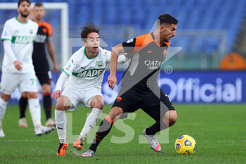 2020-12-06 - Maxime Lopez of Sassuolo (L) vies for the ball with Lorenzo Pellegrini of Roma (R) during the Italian championship Serie A football match between AS Roma and US Sassuolo Calcio on December 6, 2020 at Stadio Olimpico in Rome, Italy - Photo Federico Proietti / DPPI - AS ROMA VS US SASSUOLO CALCIO - ITALIAN SERIE A - SOCCER