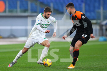 2020-12-06 - Domenico Berardi of Sassuolo (L) vies for the ball with Leonardo Spinazzola of Roma (R) during the Italian championship Serie A football match between AS Roma and US Sassuolo Calcio on December 6, 2020 at Stadio Olimpico in Rome, Italy - Photo Federico Proietti / DPPI - AS ROMA VS US SASSUOLO CALCIO - ITALIAN SERIE A - SOCCER