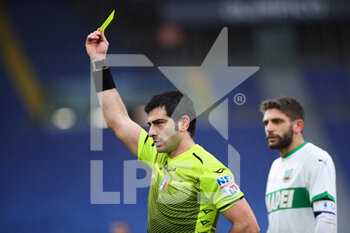 2020-12-06 - The referee Fabio Maresca shows yellow card during the Italian championship Serie A football match between AS Roma and US Sassuolo Calcio on December 6, 2020 at Stadio Olimpico in Rome, Italy - Photo Federico Proietti / DPPI - AS ROMA VS US SASSUOLO CALCIO - ITALIAN SERIE A - SOCCER