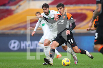 2020-12-06 - Manuel Locatelli of Sassuolo (L) vies for the ball with Gonzalo Villar of Roma (R) during the Italian championship Serie A football match between AS Roma and US Sassuolo Calcio on December 6, 2020 at Stadio Olimpico in Rome, Italy - Photo Federico Proietti / DPPI - AS ROMA VS US SASSUOLO CALCIO - ITALIAN SERIE A - SOCCER