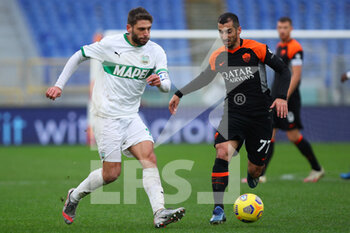 2020-12-06 - Domenico Berardi of Sassuolo (L) vies for the ball with Henrikh Mkhitaryan of Roma (R) during the Italian championship Serie A football match between AS Roma and US Sassuolo Calcio on December 6, 2020 at Stadio Olimpico in Rome, Italy - Photo Federico Proietti / DPPI - AS ROMA VS US SASSUOLO CALCIO - ITALIAN SERIE A - SOCCER