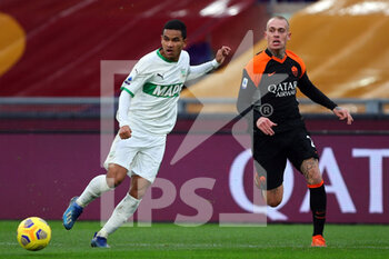 2020-12-06 - Marlon of Sassuolo (L) vies for the ball with Rick Karsdorp of Roma (R) during the Italian championship Serie A football match between AS Roma and US Sassuolo Calcio on December 6, 2020 at Stadio Olimpico in Rome, Italy - Photo Federico Proietti / DPPI - AS ROMA VS US SASSUOLO CALCIO - ITALIAN SERIE A - SOCCER