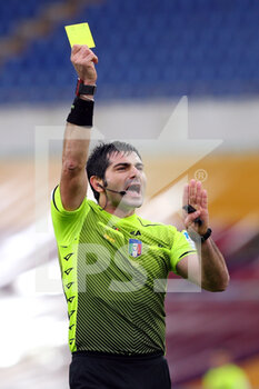 2020-12-06 - The referee Fabio Maresca shows yellow card during the Italian championship Serie A football match between AS Roma and US Sassuolo Calcio on December 6, 2020 at Stadio Olimpico in Rome, Italy - Photo Federico Proietti / DPPI - AS ROMA VS US SASSUOLO CALCIO - ITALIAN SERIE A - SOCCER