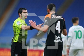 2020-12-06 - Bryan Cristante of Roma (R) protests against the referee Fabio Maresca (L) during the Italian championship Serie A football match between AS Roma and US Sassuolo Calcio on December 6, 2020 at Stadio Olimpico in Rome, Italy - Photo Federico Proietti / DPPI - AS ROMA VS US SASSUOLO CALCIO - ITALIAN SERIE A - SOCCER