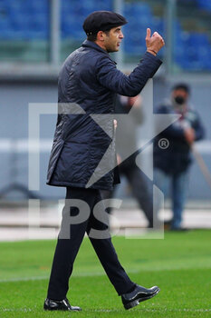 2020-12-06 - Roma head coach Paulo Fonseca reacts against the referee Fabio Maresca who shows his the red card during the Italian championship Serie A football match between AS Roma and US Sassuolo Calcio on December 6, 2020 at Stadio Olimpico in Rome, Italy - Photo Federico Proietti / DPPI - AS ROMA VS US SASSUOLO CALCIO - ITALIAN SERIE A - SOCCER