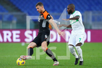 2020-12-06 - Jeremie Boga of Sassuolo (R) vies for the ball with Edin Dzeko of Roma (L) during the Italian championship Serie A football match between AS Roma and US Sassuolo Calcio on December 6, 2020 at Stadio Olimpico in Rome, Italy - Photo Federico Proietti / DPPI - AS ROMA VS US SASSUOLO CALCIO - ITALIAN SERIE A - SOCCER