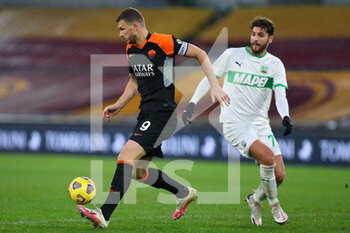 2020-12-06 - Manuel Locatelli of Sassuolo (R) vies for the ball with Edin Dzeko of Roma (L) during the Italian championship Serie A football match between AS Roma and US Sassuolo Calcio on December 6, 2020 at Stadio Olimpico in Rome, Italy - Photo Federico Proietti / DPPI - AS ROMA VS US SASSUOLO CALCIO - ITALIAN SERIE A - SOCCER