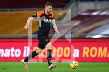 2020-12-06 - Edin Dzeko of Roma in action during the Italian championship Serie A football match between AS Roma and US Sassuolo Calcio on December 6, 2020 at Stadio Olimpico in Rome, Italy - Photo Federico Proietti / DPPI - AS ROMA VS US SASSUOLO CALCIO - ITALIAN SERIE A - SOCCER
