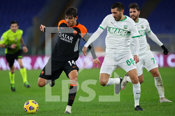 2020-12-06 - Mehdi Bourabia of Sassuolo (R) vies for the ball with Gonzalo Villar of Roma (L) during the Italian championship Serie A football match between AS Roma and US Sassuolo Calcio on December 6, 2020 at Stadio Olimpico in Rome, Italy - Photo Federico Proietti / DPPI - AS ROMA VS US SASSUOLO CALCIO - ITALIAN SERIE A - SOCCER