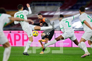 2020-12-06 - Leonardo Spinazzola of Roma in action during the Italian championship Serie A football match between AS Roma and US Sassuolo Calcio on December 6, 2020 at Stadio Olimpico in Rome, Italy - Photo Federico Proietti / DPPI - AS ROMA VS US SASSUOLO CALCIO - ITALIAN SERIE A - SOCCER