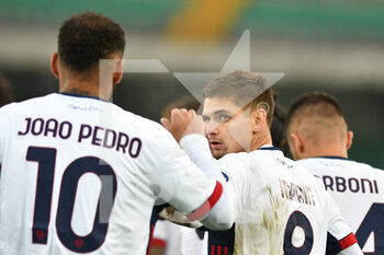 2020-12-06 - Razvan Marin esulta con Joao Pedro dopo gol 1-1 del Cagliari - HELLAS VERONA VS CAGLIARI - ITALIAN SERIE A - SOCCER
