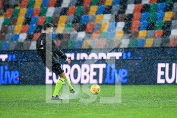 2020-12-06 - the referee of the match Federico La Penna checks if the ball bounce and suspend the game because of heavy rain - UDINESE VS ATALANTA - ITALIAN SERIE A - SOCCER