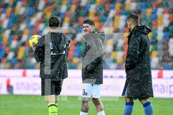 2020-12-06 - the referee of the match Federico La Penna checks if the ball bounce with the two captains De Paul and Toloi and suspend the game because of heavy rain - UDINESE VS ATALANTA - ITALIAN SERIE A - SOCCER
