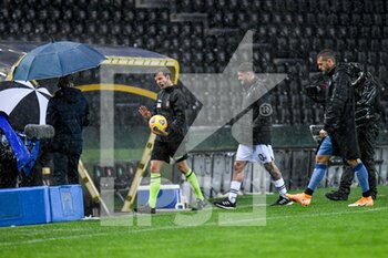 2020-12-06 - the referee of the match Federico La Penna goes back to the locker with the two captains De Paul and Toloi and suspend the game because of heavy rain and suspend the game because of heavy rain - UDINESE VS ATALANTA - ITALIAN SERIE A - SOCCER