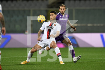 2020-12-07 - Gianluca Scamacca (Genoa CFC) in azione contrastato da German Pezzella (ACF Fiorentina) - FIORENTINA VS GENOA - ITALIAN SERIE A - SOCCER